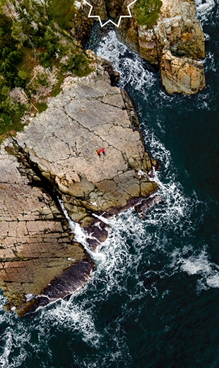 Two travellers are lying down on the edge of the coast in Little Catalina.